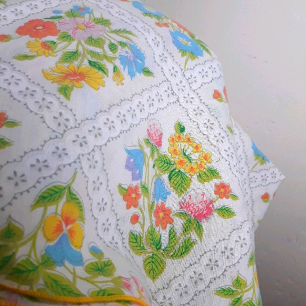 VTG ROUND FLORAL TABLECLOTH - Picture 4 of 5